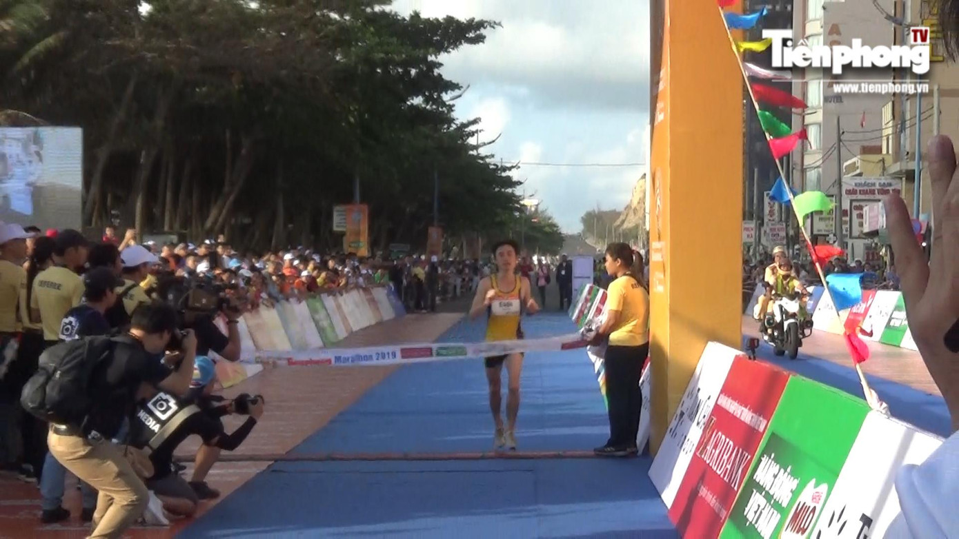 Những hình ảnh 'đốn tim' trên đường chạy marathon Tiền Phong ảnh 11