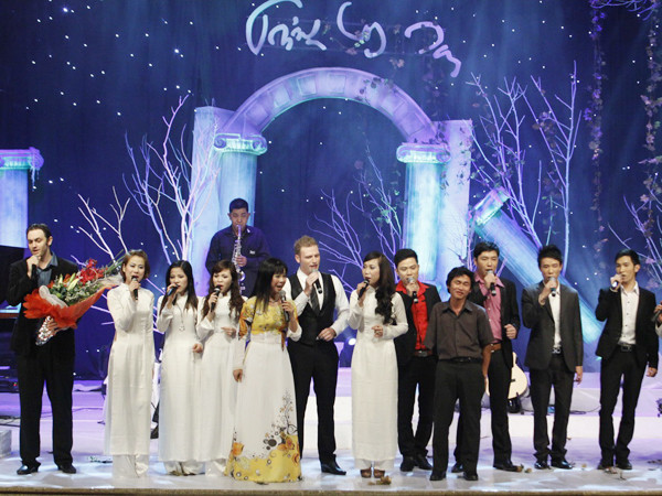 Toàn thể khán phòng vỗ tay theo các nghệ sĩ trong bài Nối vòng tay lớn kết thúc chương trình. Ảnh: Phạm Đức Thịnh, Ái Vân. Toàn thể khán phòng vỗ tay theo các nghệ sĩ trong bài Nối vòng tay lớn kết thúc chương trình Ảnh: Phạm Đức Thịnh, Ái Vân