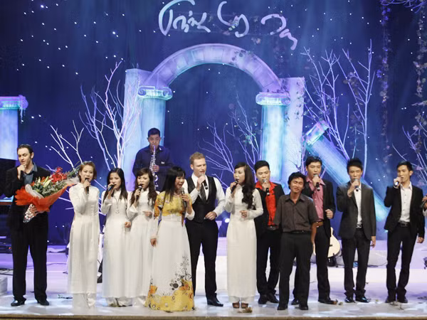 Toàn thể khán phòng vỗ tay theo các nghệ sĩ trong bài Nối vòng tay lớn kết thúc chương trình Ảnh: Phạm Đức Thịnh, Ái Vân