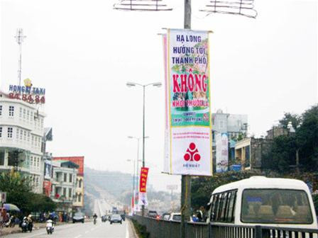 Hạ Long với áp phích thành phố không khói thuốc - Ảnh: Thành Duy