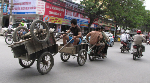 Chiếc xe kinh dị này phóng qua nhiều tuyến phố: Chùa Bộc, Thái Hà, Nguyễn Chí Thanh trước con mắt kinh hãi của người tham gia giao thông. Ảnh: Trường Phong..