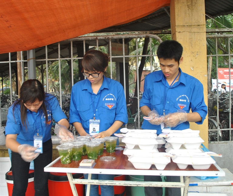 Các tình nguyện viên chuẩn bị từng đôi đũa, từng suất ăn chu đáo