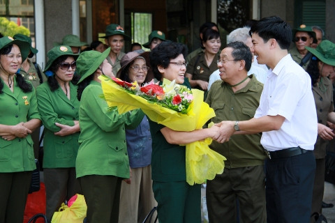 Đại diện ga tàu Nam Định tặng hoa Đoàn cựu Thanh niên xung phong. Ảnh: Trường Phong. 