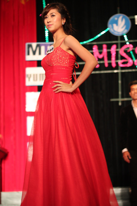 Và nét kiêu sa của nữ sinh trong trang phục dạ hội