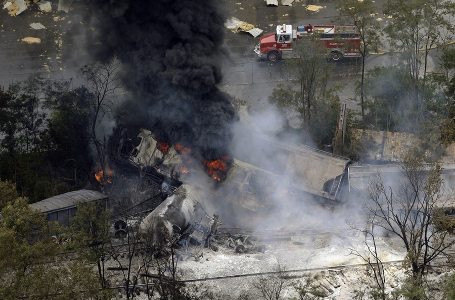 Đám cháy lớn xuất hiện ngay sau vụ nổ khiến khu vực này chìm trong khói bụi 