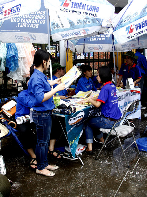 Còn những ở vị trí ngoài trời, các tình nguyện viên phải dẫm chân trên nước mưa 