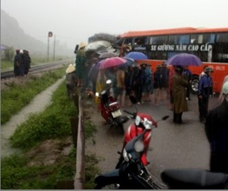 Giao thông trên quốc lộ 1A ách tắc sau vụ tai nạn. Giao thông trên quốc lộ 1A ách tắc sau vụ tai nạn