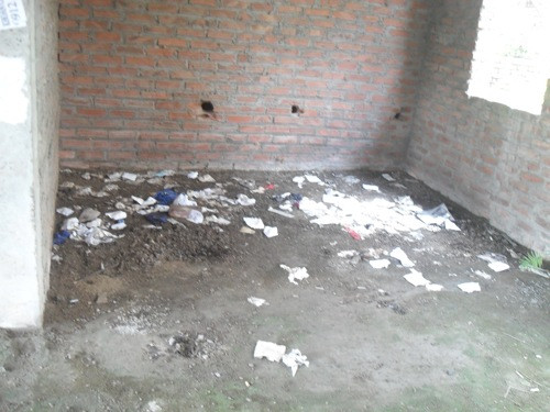 Bên trong các căn biệt thự xây thô hoành tráng là rác, kim tiêm... 