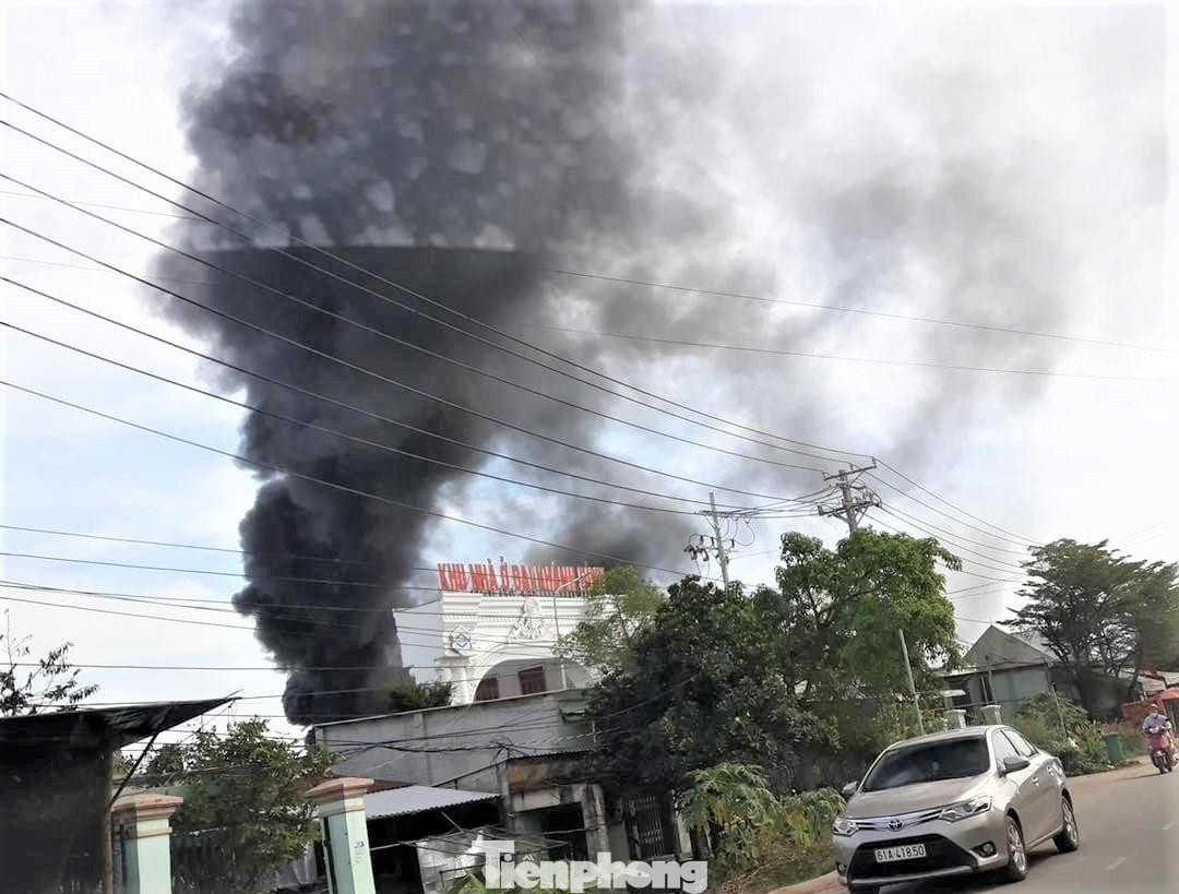 Vụ hoả hoạn xảy ra vào giữa trưa ngày 2/12 tại xưởng phế liệu không tên do ông Bùi Xuân Tiến làm chủ nằm trên đường Khánh Bình 45, phường Khánh Bình, TX.Tân Uyên, tỉnh Bình Dương. Vụ hoả hoạn xảy ra vào giữa trưa ngày 2/12 tại xưởng phế liệu không tên do ông Bùi Xuân Tiến làm chủ nằm trên đường Khánh Bình 45, phường Khánh Bình, TX.Tân Uyên, tỉnh Bình Dương.