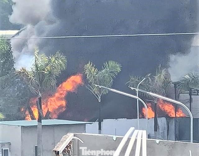 Lực lượng chức năng đã nhanh chóng khống chế, không để lửa cháy lan trên diện rộng, ảnh hưởng đến nhà dân. Vụ hoả hoạn tuy không gây thương vong về người nhưng đã khiến toàn bộ phế liệu trong nhà xưởng bị thiêu rụi. Nguyên nhân vụ hoả hoạn đang được tiếp tục điều tra, làm rõ. Lực lượng chức năng đã nhanh chóng khống chế, không để lửa cháy lan trên diện rộng, ảnh hưởng đến nhà dân. Vụ hoả hoạn tuy không gây thương vong về người nhưng đã khiến toàn bộ phế liệu trong nhà xưởng bị thiêu rụi. Nguyên nhân vụ hoả hoạn đang được tiếp tục điều tra, làm rõ.