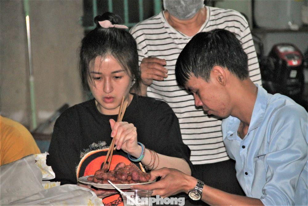 “Năm nay dịch bệnh phức tạp, ban đầu chúng tôi tính không tổ chức. Tuy nhiên, với mong muốn làm điều gì đó để mọi người được an ủi nên chúng tôi quyết định tổ chức Đêm hội Giáng sinh. Tất nhiên, những người tham gia chương trình đều đảm bảo công tác phòng, chống dịch bệnh và âm tính với SARS-CoV-2”, cô Kim Anh chia sẻ.