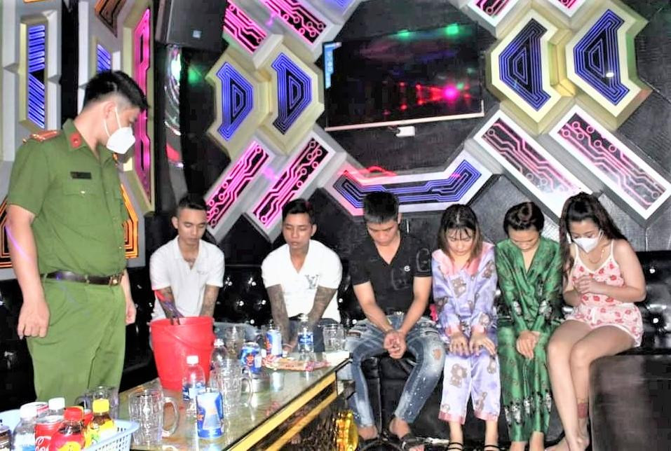 Nhóm nam, nữ trong quán karaoke 268 phường An Phú, TP Thuận An