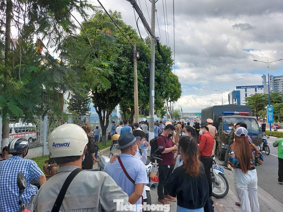 Tòa án đóng cổng chỉ cho những người liên quan đến vụ án vào hội trường Tòa án đóng cổng chỉ cho những người liên quan đến vụ án vào hội trường