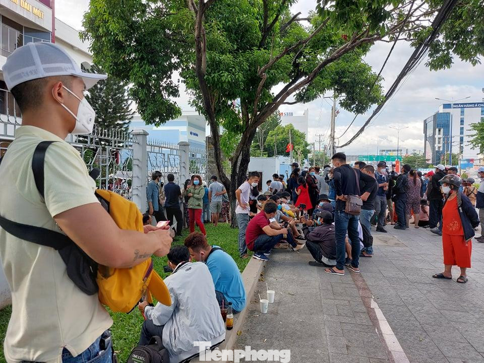 Hàng trăm youtuber tụ tập trước cổng tòa án Hàng trăm youtuber tụ tập trước cổng tòa án