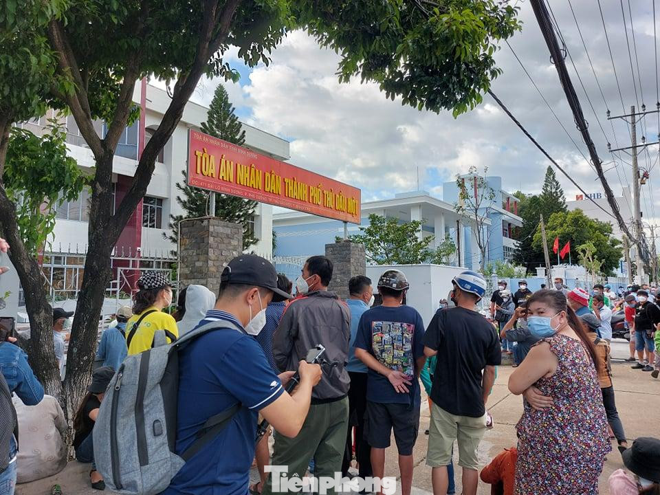 Nhiều người tụ tập bên ngoài cổng tòa án gây cảnh hỗn loạn