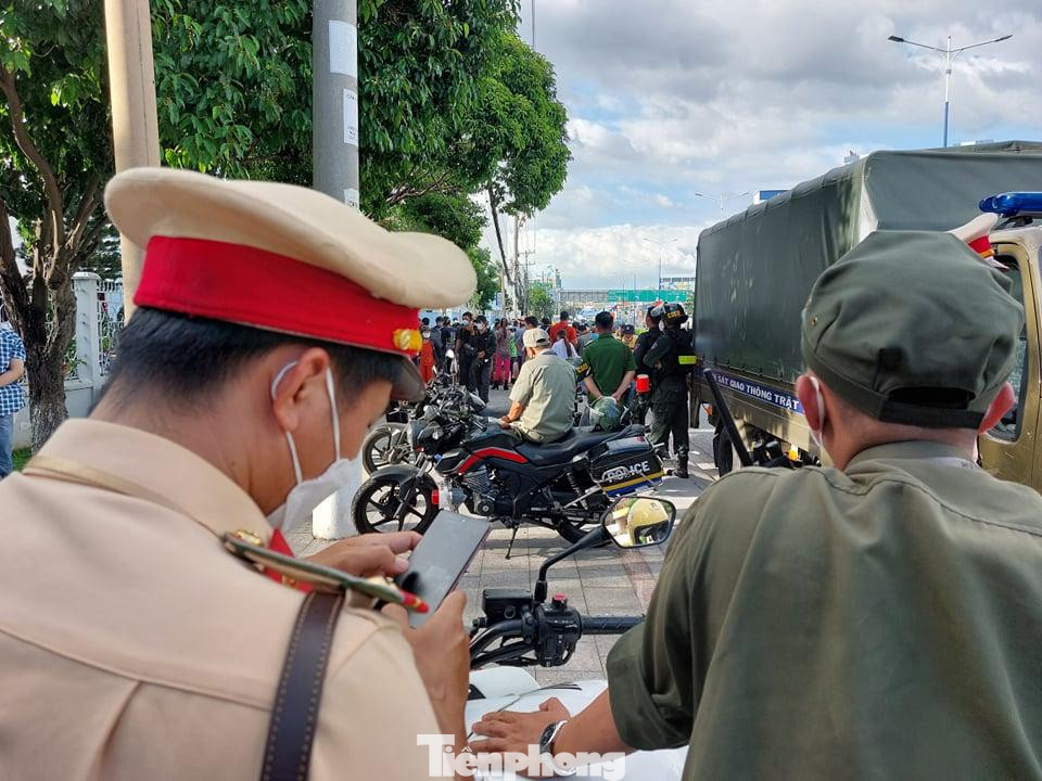 Lực lượng an ninh giữ trật tự bên ngoài cổng tòa án Lực lượng an ninh giữ trật tự bên ngoài cổng tòa án