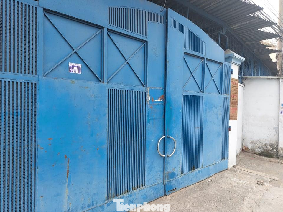 Cổng chi nhánh công ty Việt Á đóng kín khó nhìn thấy bên trong