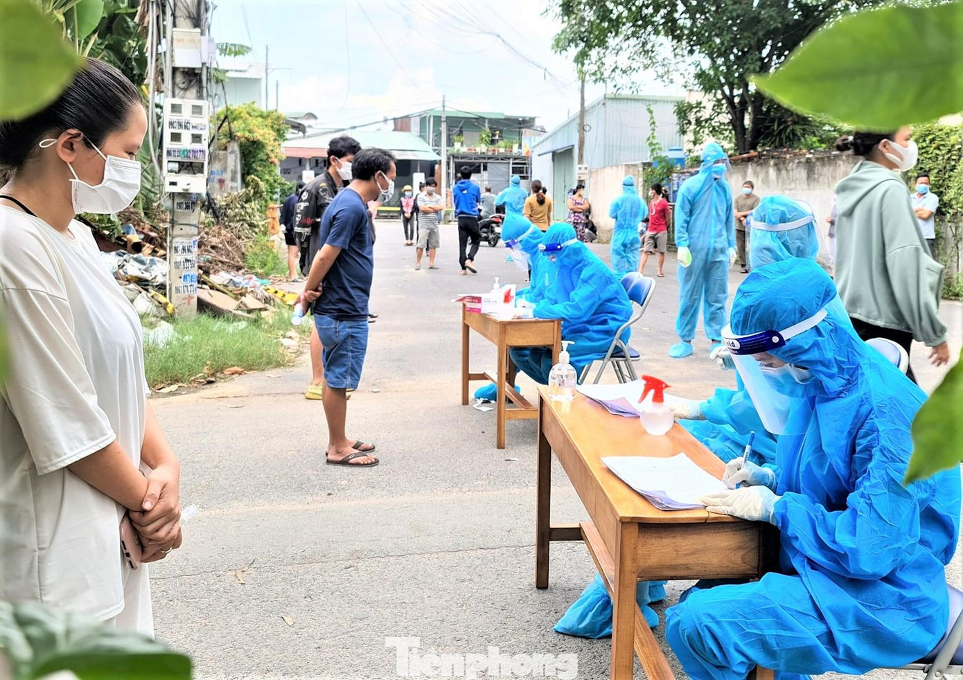 Ngoài tổ chức điểm cố định, Bình Dương còn đến từng nhà để tiêm vắc xin cho người dân