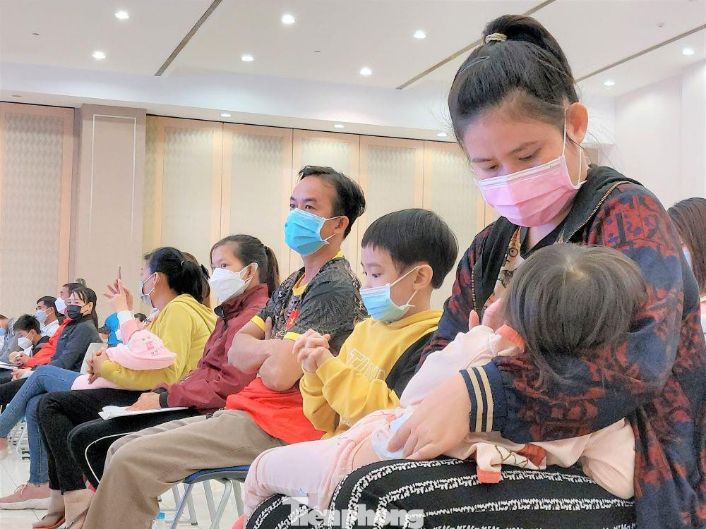 Ngày 5/12, Liên đoàn Lao động tỉnh Bình Dương tổ chức lễ trao sổ tiết kiệm cho các bé mồ côi cha, mẹ do dịch bệnh COVID-19 gây ra.