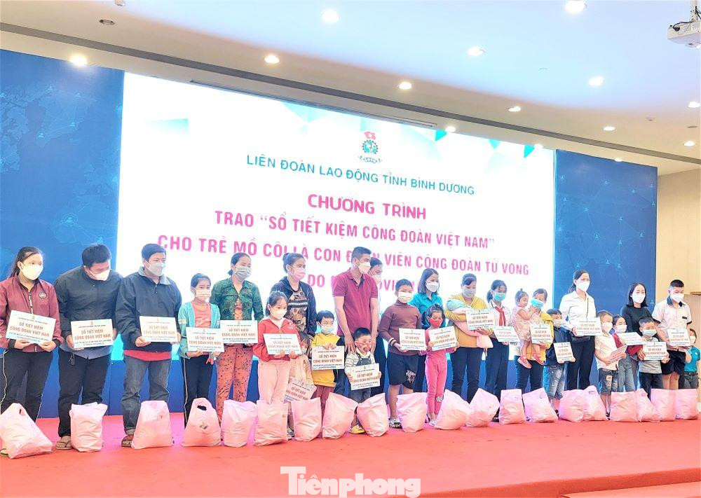 Thời gian tính tuổi trẻ em được hỗ trợ tính từ thời điểm đoàn viên công đoàn tử vong vì dịch COVID-19. Sổ tiết kiệm sẽ được giao cho người giám hộ hợp pháp của trẻ đứng tên bao gồm: Cha hoặc mẹ, hoặc người giám hộ hợp pháp do cơ quan có thẩm quyền xác nhận. Chỉ người giám hộ hợp pháp của trẻ em mồ côi mới được nhận và quản lý “Sổ tiết kiệm Công đoàn Việt Nam” thay cho trẻ theo nguyên tắc “1 sổ chỉ 1 người giám hộ quản lý”. Hàng năm vào đầu năm học mới hoặc dịp Tết Nguyên đán, công đoàn phối hợp với người giám hộ rút lãi suất tiền gửi để trao cho các cháu, trong trường hợp các cháu đã chuyển nơi ở khác thì người giám hộ có trách nhiệm trao cho các cháu.