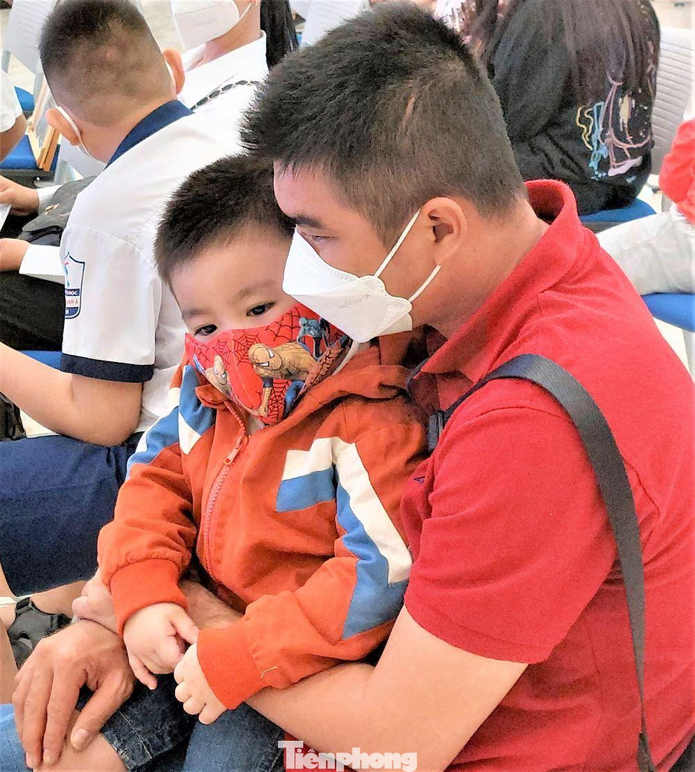 Ngoài trao sổ tiết kiệm, các bé được Liên đoàn Lao động tỉnh Bình Dương và Ngân hàng Viettinbank tặng 500 nghìn đồng tiền mặt cùng một phần quà.