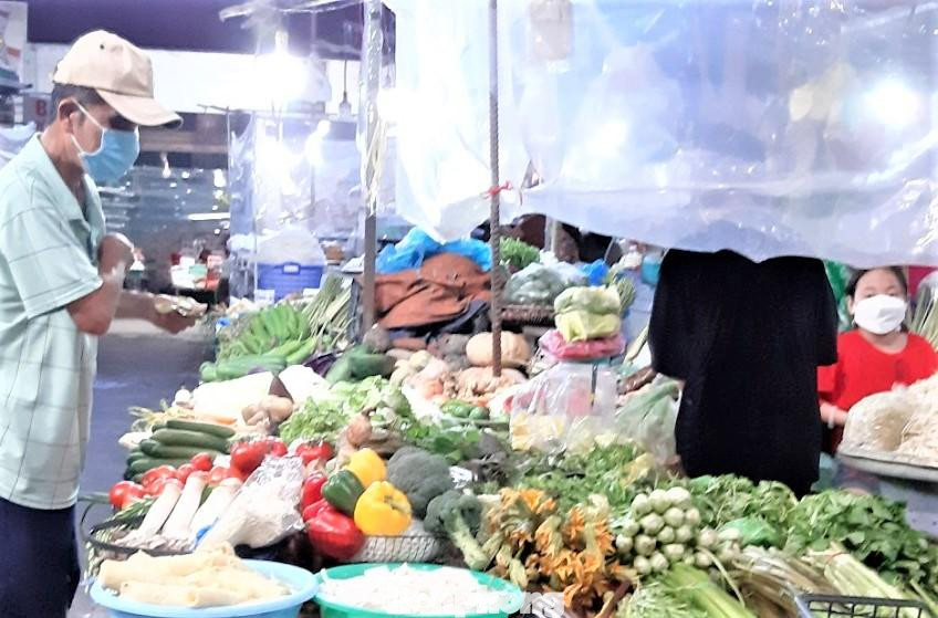 Nhiều tiểu thương cẩn thận đề nghị khách bỏ tiền vào túi nylon để hạn chế tiếp xúc