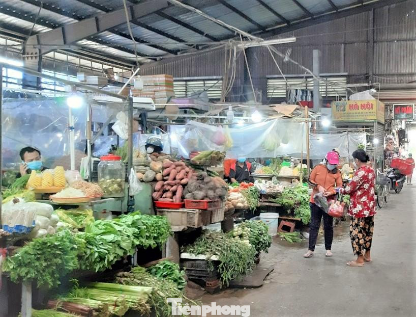 Tiểu thương hạn chế tiếp xúc với người mua hàng