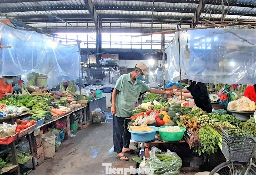 Trong khi đó, một tiểu thương ở chợ Thủ Dầu Một (TP Thủ Dầu Một) cho biết thêm: Người đến chợ không đeo khẩu trang không những không được vào chợ mà còn bị lập biên bản xử phạt. Các tiểu thương kinh doanh các mặt hàng rau, củ, thịt, cá tươi sống trong lồng chợ phải thực hiện khoảng cách, có vách ngăn bằng nylon để tránh lây nhiễm chéo dịch bệnh.