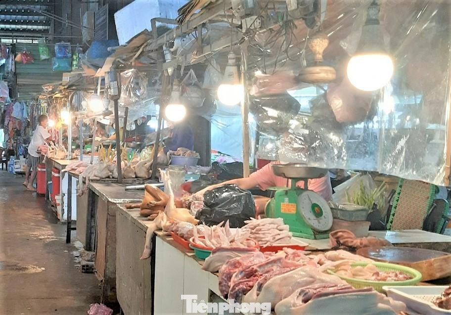 “Hiện nay, khó tránh khỏi tình trạng F0 vẫn đi chợ do họ không có triệu chứng và được cách ly tại nhà. Do đó, rất dễ lây nhiễm bệnh tại các khu chợ. Chúng tôi kinh doanh kiếm sống nhưng nếu không tự bảo vệ mình thì nguy cơ trở thành F0 bất cứ lúc nào”, một tiểu thương tại chợ Bình Chuẩn (TP Thuận An) chia sẻ.