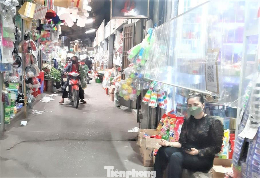 Để giảm thiểu nguy cơ lây nhiễm, tiểu thương ở các chợ tại Bình Dương lập vách ngăn bằng cách dùng nylon vây quanh sạp và hạn chế tiếp xúc với người mua. Tiểu thương lo lắng bởi trước đó vào tháng 7, liên tiếp các khu chợ ở Bình Dương xuất hiện ổ dịch mới và chính quyền địa phương phải tạm thời đóng cửa chợ. Đến đầu tháng 10, khi quay lại hoạt động “bình thường mới”, một vài khu chợ lại xảy ra dịch bệnh.