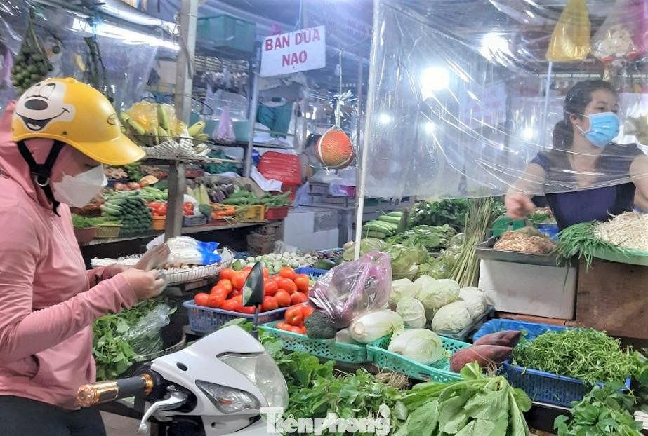 Tiểu thương cho biết, việc dùng nylon vây quanh hạn chế giọt bắn giữa người mua và người bán