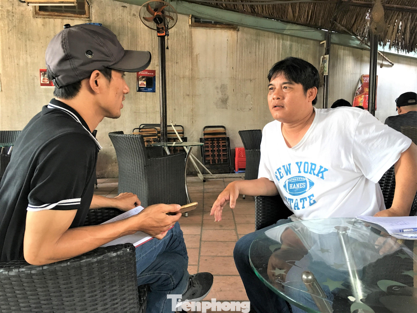 "Hiệp sĩ" Nguyễn Thanh Hải (bìa phải) cho biết, anh liên tục nhận được tin cầu cứu từ công nhân vì bị mất tài sản trong phòng trọ