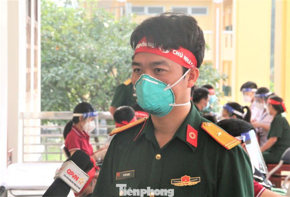 Thiếu tá Giang gửi lời tri ân sâu sắc đến cán bộ, giảng viên, học viên trường Quân sự Quân đoàn 4 ngoài việc tích cực tham gia phòng, chống dịch bệnh vẫn chủ động tham gia hiến máu để phục vụ cấp cứu, điều trị cho người bệnh, xây dựng hình ảnh đội ngũ cán bộ, chiến sĩ thân thiện, gần gũi hết lòng vì người bệnh, vì nhân dân.