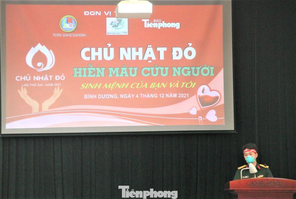 Ngày 4/12, trường Quân sự Quân đoàn 4, Bệnh viện Quân y 175 và báo Tiền Phong phối hợp tổ chức chương trình “Chủ nhật Đỏ”, hiến máu tình nguyện. “Trong giai đoạn dịch bệnh COVID-19 diễn biến phức tạp, nguồn máu dự trữ trong ngân hàng máu tại Bệnh viện Quân y 175 và nhiều bệnh viện lớn ở TPHCM đã có lúc giảm đến mức báo động, sự hưởng ứng và đồng hành của cán bộ, học viên trường Quân sự Quân đoàn 4 góp phần đáp ứng nhu cầu về máu trong cấp cứu, điều trị, thể hiện tình cảm, nghĩa cử cao đẹp của người chiến sĩ “bộ đội cụ Hồ”, thiếu tá Vũ Sơn Giang – Phó Chủ nhiệm Chính trị Bệnh viện Quân y 175 chia sẻ.