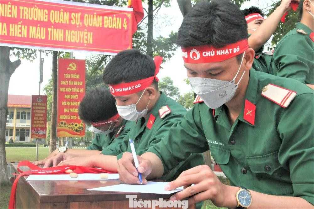 Mỗi giọt máu hồng của cán bộ giảng viên, đoàn viên, thanh niên trường Quân sự Quân đoàn 4 là tấm lòng, nghĩa cử cao đẹp, tinh thần trách nhiệm lớn với xã hội, xứng đáng với truyền thống, danh hiệu cao quý “Bộ đội Cụ Hồ”, và vai trò xung kích, tình nguyện của tuổi trẻ “Đâu cần thanh niên có; việc gì khó có thanh niên”, chung tay vì cộng đồng với thông điệp “Hiến máu cứu người, sinh mệnh của bạn và tôi”.