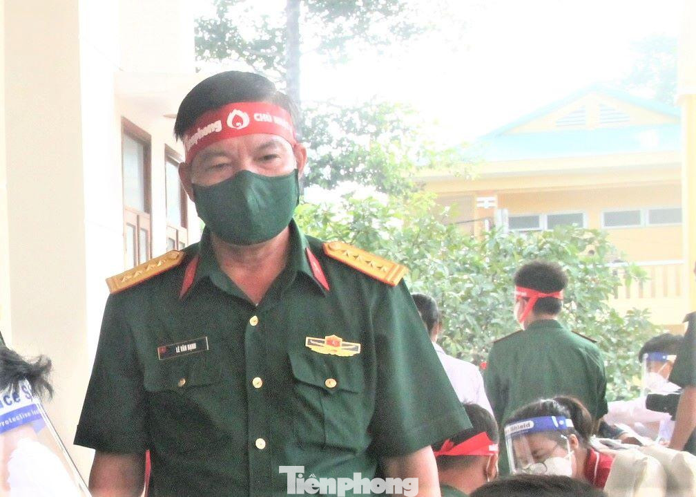 Tại sự kiện hiến máu, đại tá Lê Văn Hạnh, Hiệu trưởng trường Quân sự Quân đoàn 4 cho biết, với trách nhiệm xã hội, trách nhiệm chính trị và nghĩa tình đồng đội, cống hiến, nhà trường rất hào hứng khi tham gia chương trình “Chủ nhật Đỏ”. “Đây là hoạt động hết sức ý nghĩa của báo Tiền Phong, đang diễn ra mạnh mẽ và rộng khắp, ngày càng thu hút được sự quan tâm của đông đảo các tầng lớp nhân dân, lực lượng vũ trang, đặc biệt là thế hệ trẻ, góp phần quan trọng vào phục vụ cứu chữa và điều trị cho bệnh nhân ở các bệnh viện trong và ngoài quân đội. Đã có nhiều bệnh nhân, nhiều đồng đội được cứu sống bởi nguồn máu quý giá từ hoạt động hiến máu tình nguyện này”, đại tá Hạnh nói.