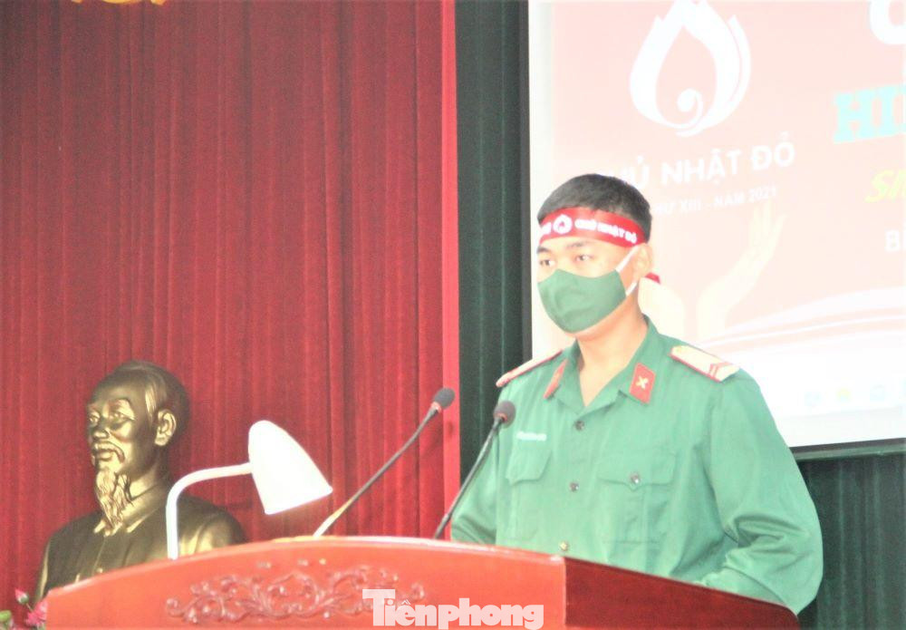 Binh nhất Trần Hoàng Linh, đại diện cho các học viên tham gia hiến máu chia sẻ: “Chương trình Chủ nhật Đỏ có ý nghĩa lớn lao với thông điệp “Hiến máu cứu người, sinh mệnh của bạn và tôi”. Đó là lý do chúng tôi có mặt hôm nay. Với tinh thần cứu người là trên hết, ngay khi đơn vị phát động chương trình, tôi và các học viên háo hức tham gia".