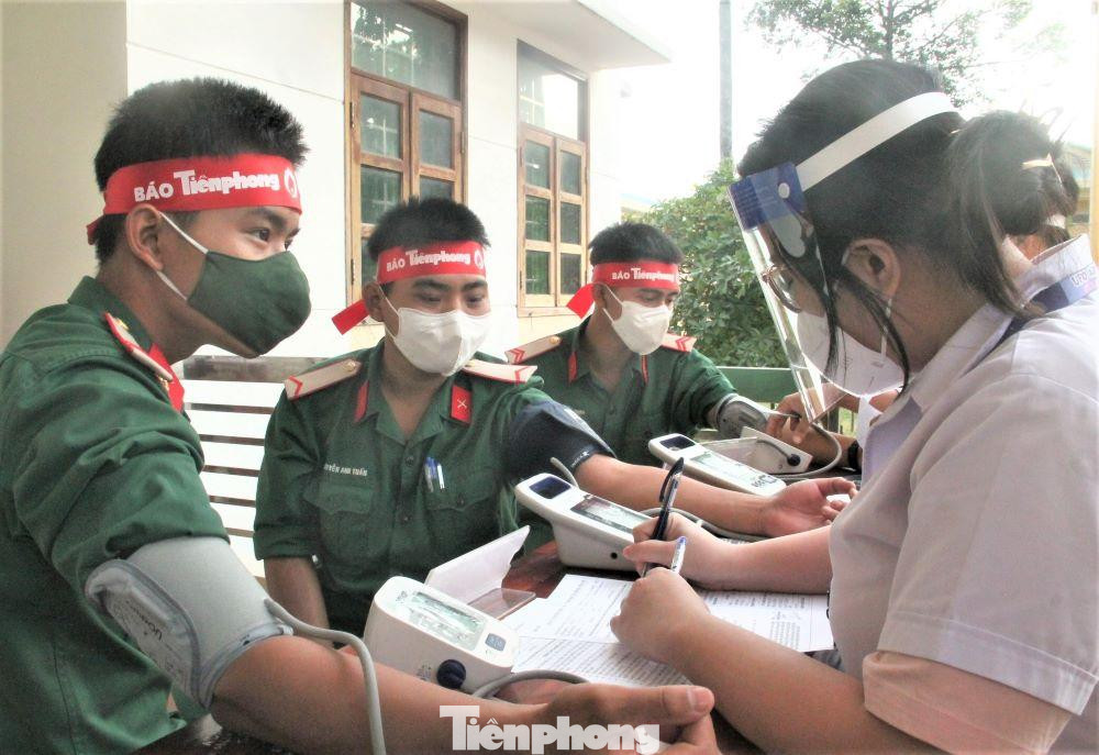 Học viên thực hiện kiểm tra sức khỏe trước khi hiến máu