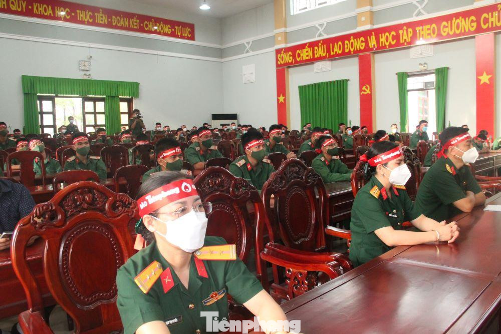 Hơn 350 cán bộ, giảng viên, học viên, nhân viên, chiến sĩ trường Quân sự Quân đoàn 4 đóng trên địa bàn tỉnh Bình Dương tham gia hiến máu tình nguyện trong không khí vui tươi, hào hứng. Ngày hội hiến máu “Chủ nhật Đỏ” đã tạo ra sức lan tỏa lớn và có ý nghĩa nhân văn trong bối cảnh bệnh viện đang cần lượng lớn máu để cứu người sau thời gian dài giãn cách xã hội để phòng, chống dịch COVID-19.