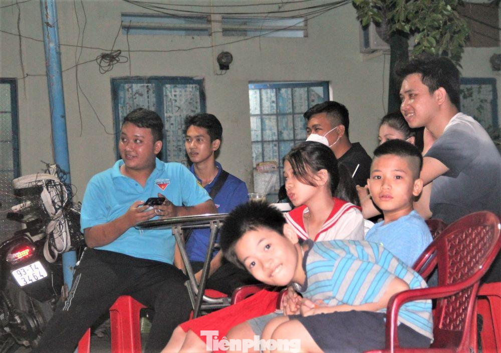 Thanh niên công nhân và các bé vui vẻ tại Đêm hội Giáng sinh trong ký túc xá