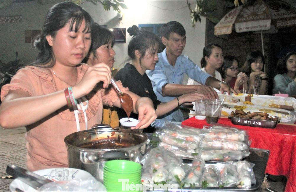 “Những người xa quê như tôi đều rất hạnh phúc khi có những cuộc vui như thế này. Mỗi mùa giáng sinh, ở ký túc xá Kim Anh lại tổ chức đêm Giáng sinh. Chúng tôi có dịp để sum vầy, cùng ăn và được nhận quà từ ban tổ chức. Có lẽ, Giáng sinh là dịp mà tôi thấy có ý nghĩa nhất trong năm khi cảm nhận được sự ấm áp, sum vầy”, chị Nguyễn Thị Diệu bày tỏ.