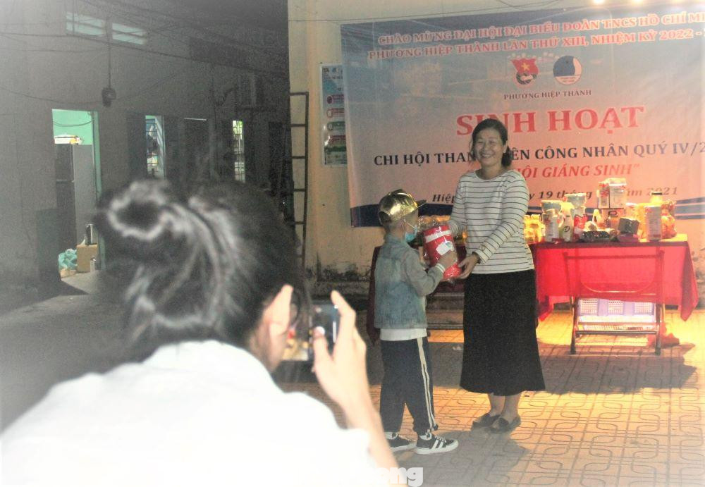 Tối 19/12, Đoàn thanh niên phường Hiệp Thành, TP. Thủ Dầu Một, Bình Dương đã phối hợp với ban quản lý ký túc xá Kim Anh để tổ chức Đêm hội Giáng sinh cho thanh niên công nhân và sinh viên đang làm việc và học tập trên địa bàn tỉnh Bình Dương.