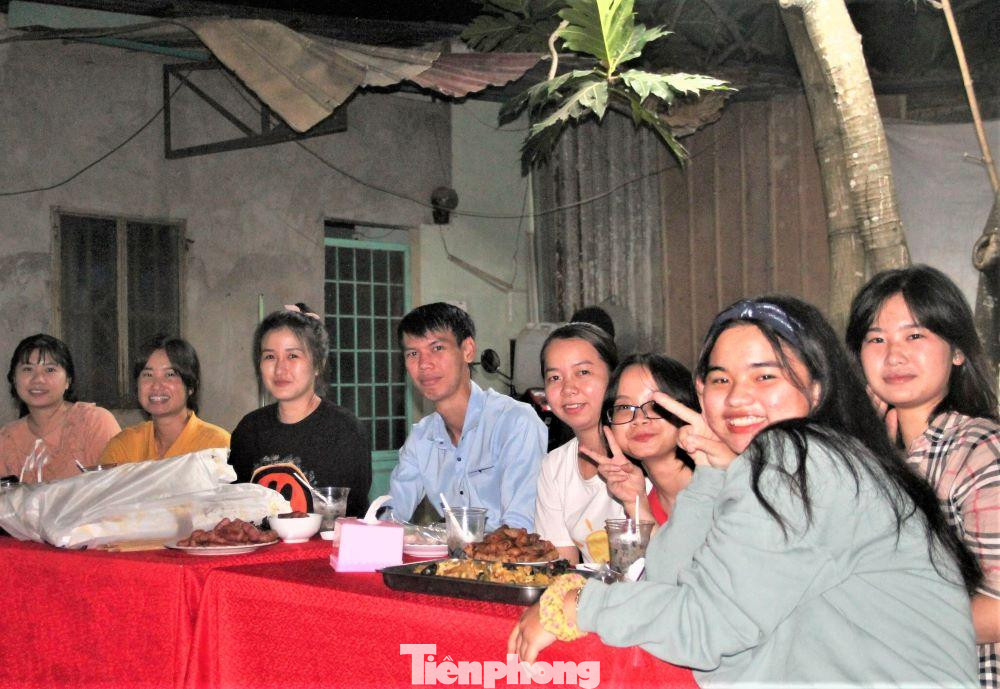 Thanh niên công nhân và sinh viên vui vẻ tham gia chương trình