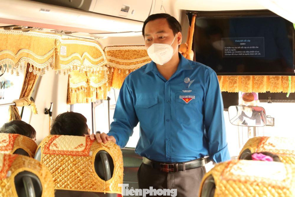 Được biết, đợt xuất quân lần này có 20 tình nguyện viên sẽ tham gia hỗ trợ tại huyện Kế Sách, tỉnh Sóc Trăng trong vòng 1 tháng, các bạn thuộc diện đã tiêm ngừa đủ 2 mũi vắc xin phòng dịch theo quy định. Ngoài ra, trước khi xuất quân các bạn đã được test COVID-19 khẳng định âm tính và tham gia các đợt phỏng vấn kiểm tra về kỹ năng và kinh nghiệm trong công tác phòng chống dịch COVID-19.