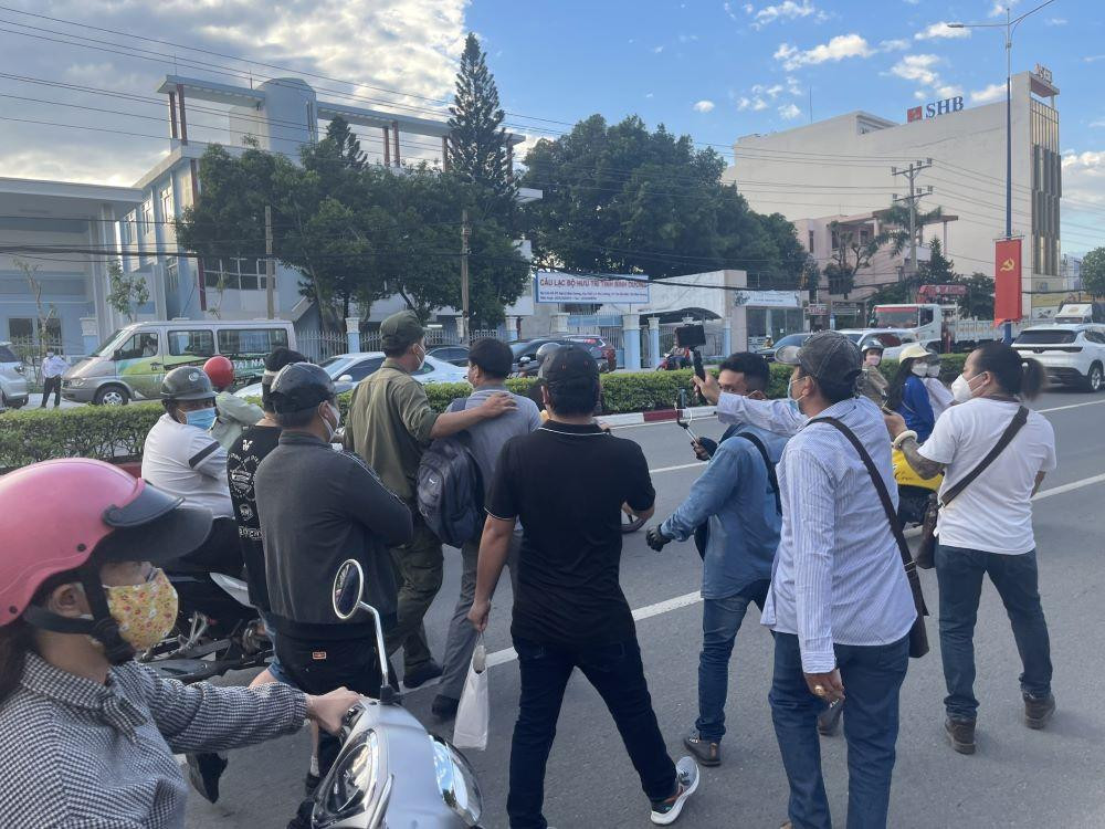 Phóng viên bị các đối tượng cản trở, lăng mạ và chỉ được giải vây khi lực lượng an ninh đến can thiệp Phóng viên bị các đối tượng cản trở, lăng mạ và chỉ được giải vây khi lực lượng an ninh đến can thiệp