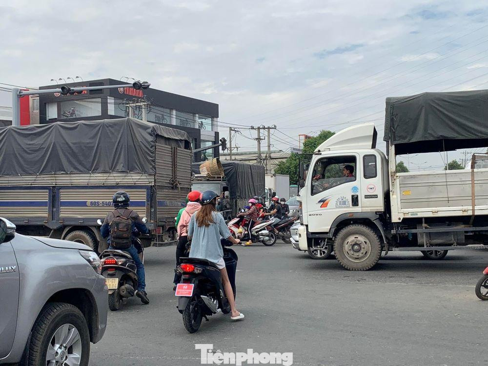 Theo ghi nhận, từ sáng đến trưa cùng ngày sau khi bị cắt điện tình trạng kẹt xe vẫn diễn ra. Theo ghi nhận, từ sáng đến trưa cùng ngày sau khi bị cắt điện tình trạng kẹt xe vẫn diễn ra.