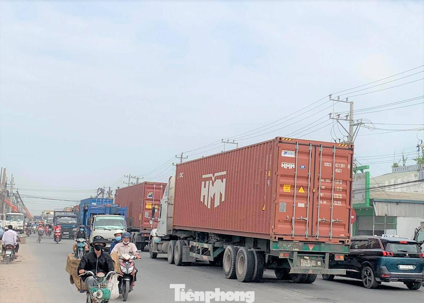 Mặc dù xảy ra tình trạng kẹt xe nhưng lực lượng chức năng không có mặt để điều tiết giao thông. Vì vậy, tình trạng kẹt xe càng nghiêm trọng hơn do các tài xế không nhường nhau. Mặc dù xảy ra tình trạng kẹt xe nhưng lực lượng chức năng không có mặt để điều tiết giao thông. Vì vậy, tình trạng kẹt xe càng nghiêm trọng hơn do các tài xế không nhường nhau.