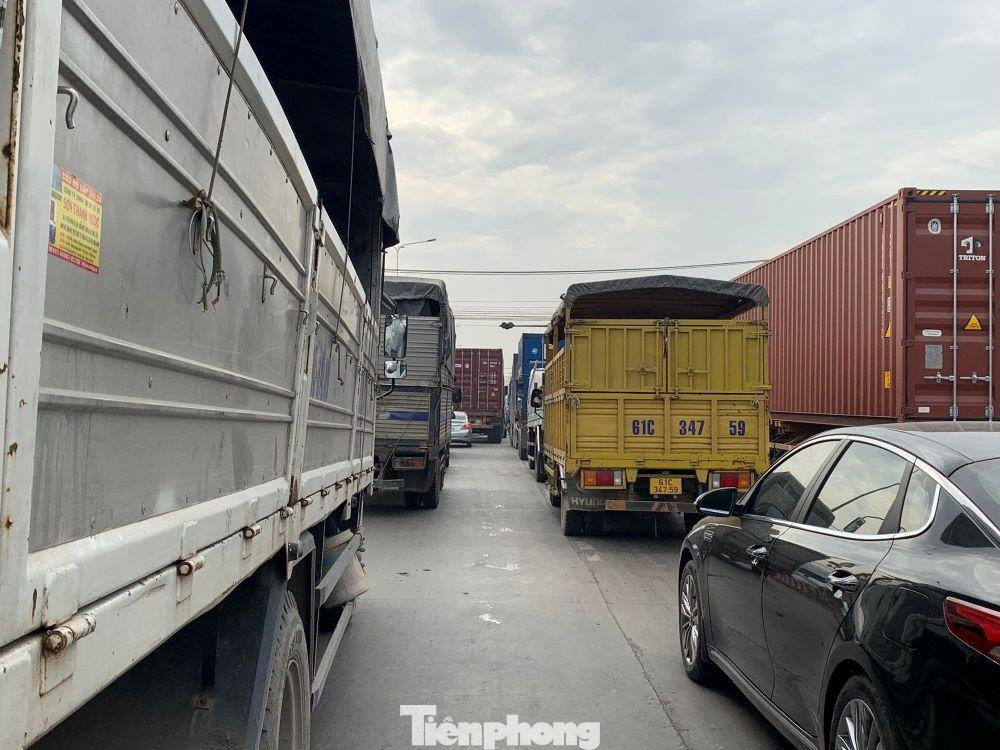 Ghi nhận cho thấy, tình trạng ùn tắc xe kéo dài hàng km Ghi nhận cho thấy, tình trạng ùn tắc xe kéo dài hàng km