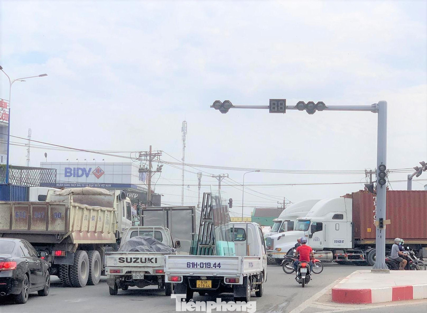 Với lý do bị cắt điện, đèn tín hiệu giao thông không hoạt động dẫn đến tình trạng kẹt xe kéo dài từ nhiều hướng. Với lý do bị cắt điện, đèn tín hiệu giao thông không hoạt động dẫn đến tình trạng kẹt xe kéo dài từ nhiều hướng.