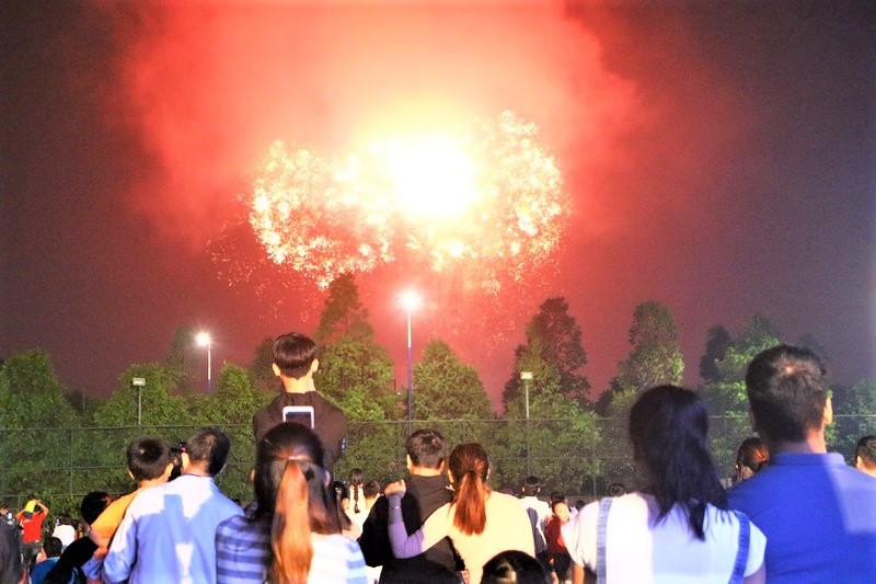 Người dân Bình Dương xem bắn pháo hoa đêm giao thừa năm 2020